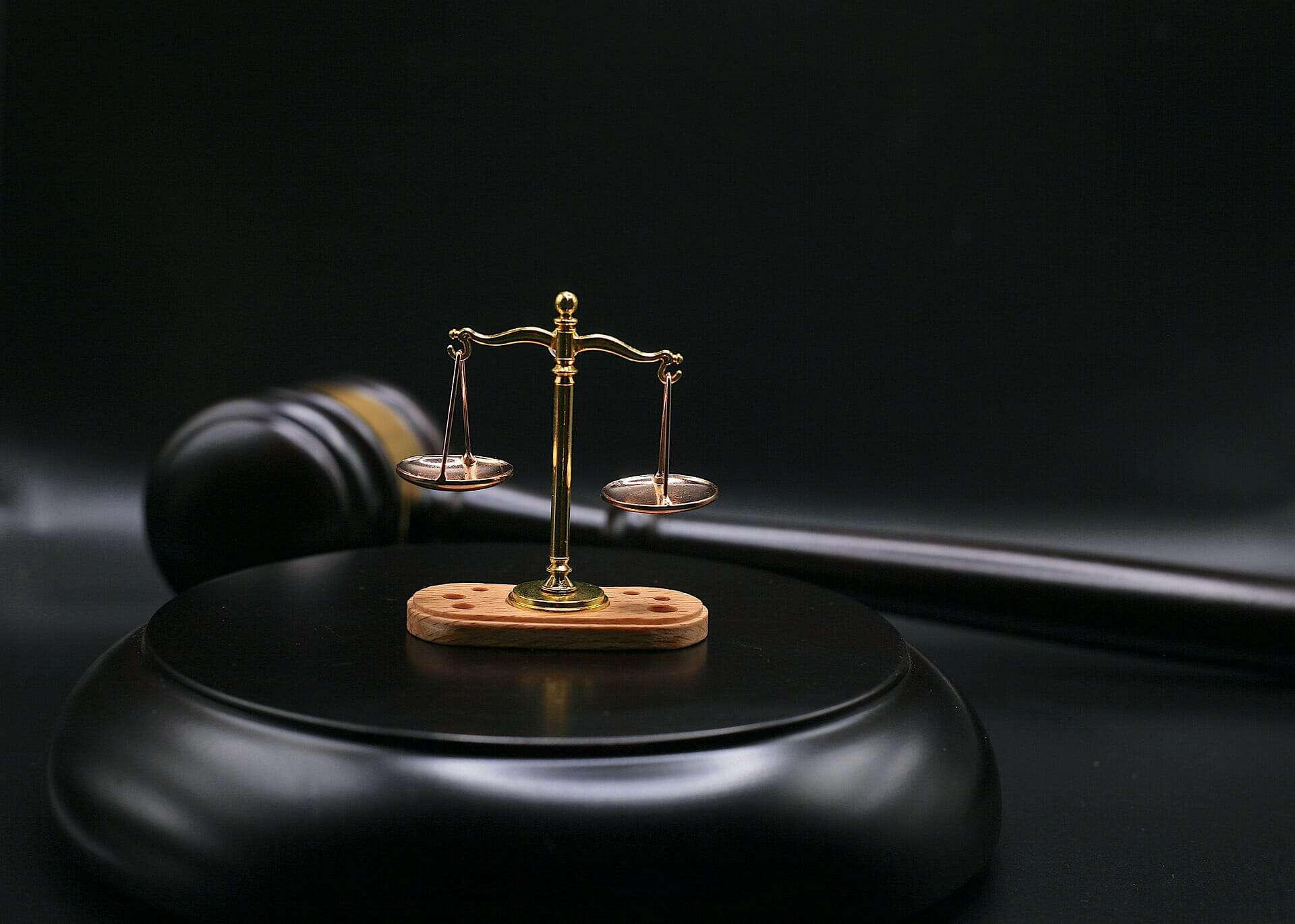 A gavel with the scales of justice on top of it during a slip and fall case examining contributory negligence.
